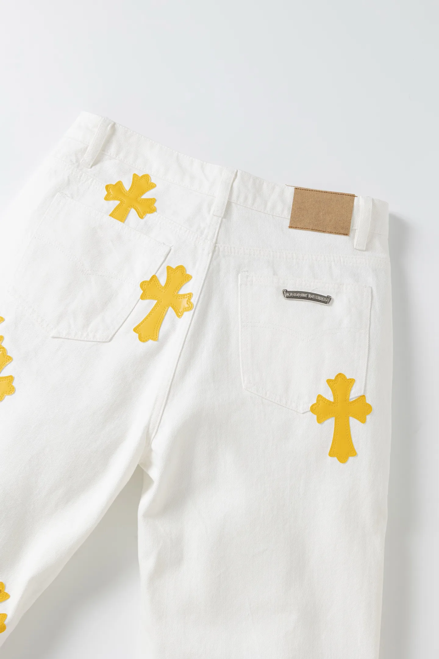 P236 💰 (Top version) chrome hearts ss25 new yellow Miami patchwork leather jeans. Styles with different wash textures, very friendly to people with thin legs and thick legs. The slightly flared version is very flattering to the leg shape. The timeless moderate length makes it easy to match casually. It has the basic styling foundation for various styles and is a must-have in the wardrobe! The fabric is stiff but also makes the upper body soft without losing texture. The washing process is even more perfect. It is a must-have item for everyone! ! !  Color: white Size: 30-32-34-36 30 32 34 36 Waist circumference 80 85 90 95 Sitting circumference 105 110 115 120 Foot opening 46 47 48 49 External length 102 103 104 105
